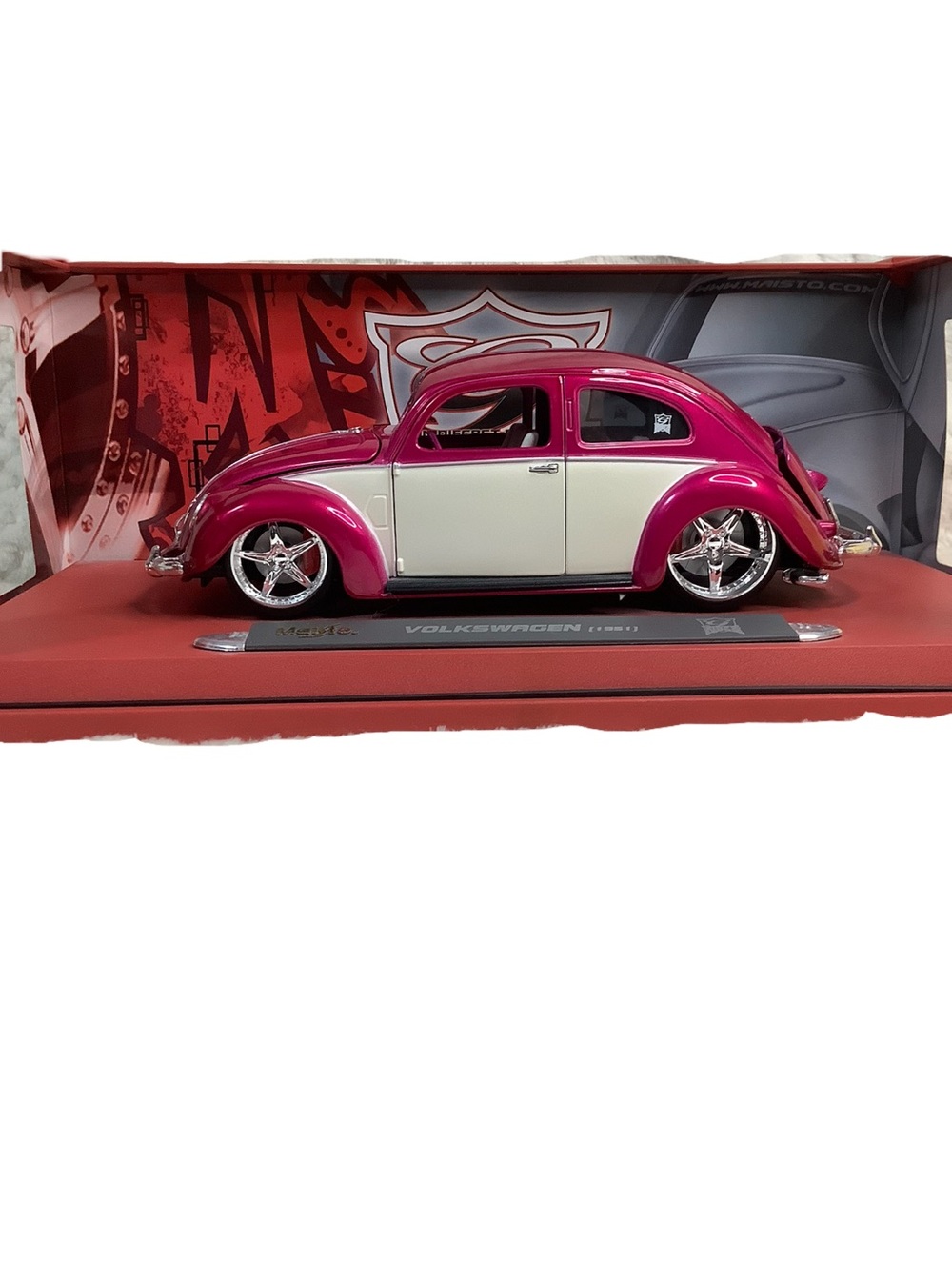 Maisto 1:18 VW Beetle Pink White G-Ridez V-Dubs Diecast 1951